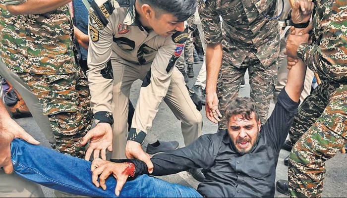 দিল্লিতে বিক্ষোভে ১২ সাংবাদিক আটক