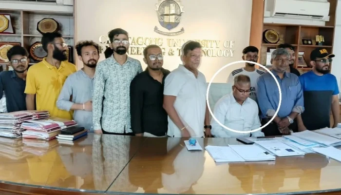 তালা ভেঙে চুয়েটের প্রশাসনিক ভবনে নতুন উপাচার্য