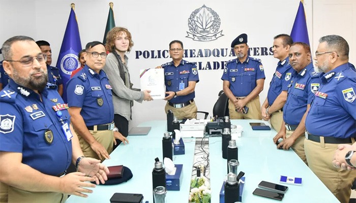 ​সেই জার্মান পর্যটকের উদ্ধারকৃত ল্যাপটপ হস্তান্তর করল পুলিশ