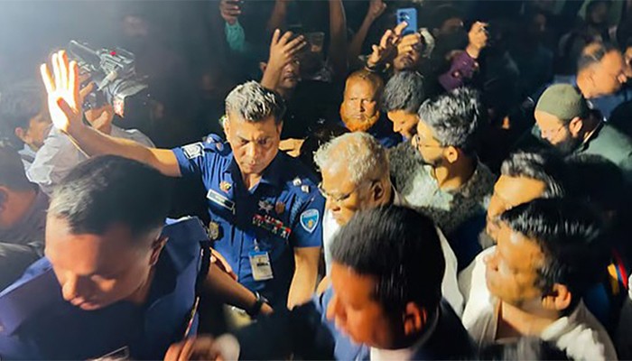 ৩০ ঘণ্টা পর চুয়েট উপাচার্যকে বের করে আনলেন ডিসি–এসপি