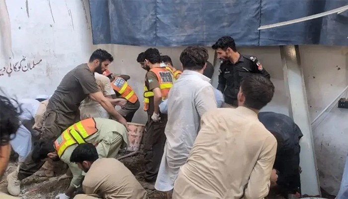 ​পাকিস্তানে স্কুলের ছাদ ধসে ১৭ শিক্ষার্থীর মৃত্যু