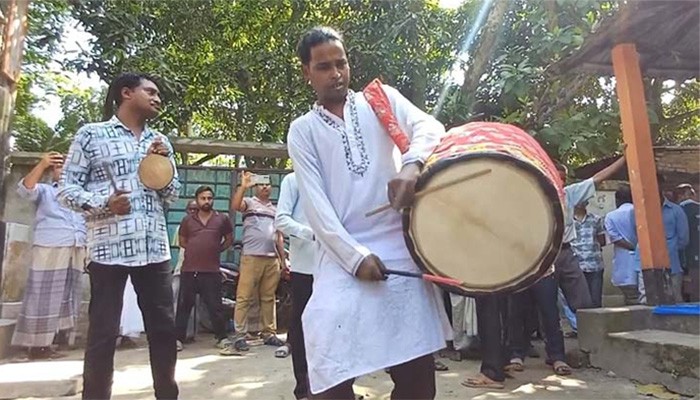 ​কটিয়াদীতে জমে উঠেছে ৫০০ বছরের ঢাকের হাট