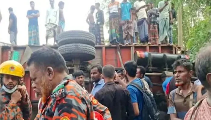 ট্রাকচাপায় ইজিবাইকের ৫ যাত্রী নিহত