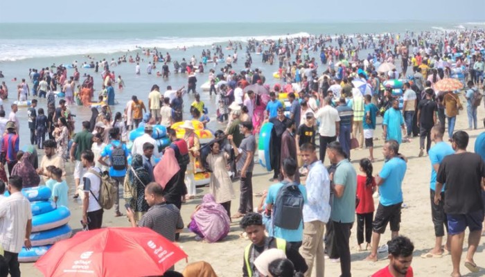 টানা ছুটিতে কক্সবাজারে পর্যটকদের উপচেপড়া ভিড়