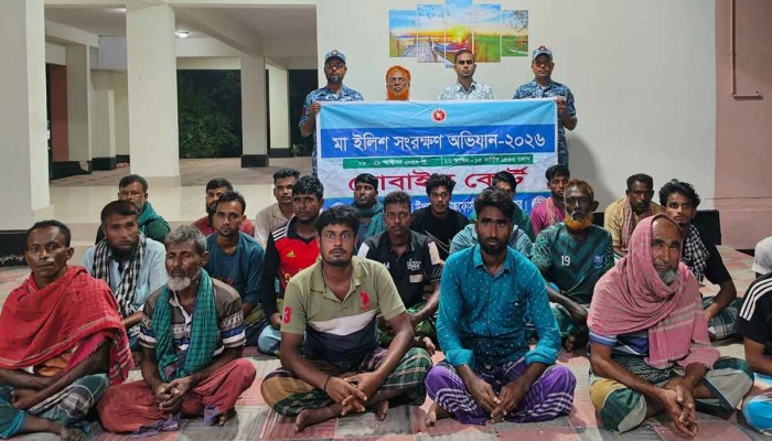 চাঁদপুরে নিষেধাজ্ঞা অমান্য করে ইলিশ শিকার, ২২ জেলের কারাদণ্ড