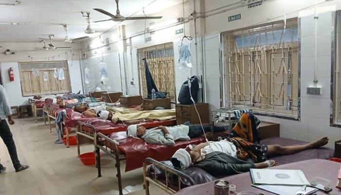 ‘অতিরিক্ত যাত্রী ও দ্রুতগতিতেই দুর্ঘটনা’—বাসযাত্রীর দাবি