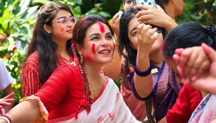 ​ঢাকেশ্বরী মন্দিরে সিঁদুর খেলায় মেতে উঠলেন শাওন