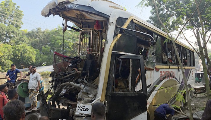 ​নাটোরে দুর্ঘটনাকবলিত বাসটি ফিটনেস ছাড়াই চলছিল: তদন্ত কমিটি