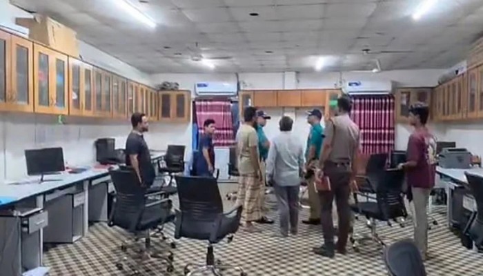হাজারীবাগে এ জে আর কুরিয়ারে ফিল্মি কায়দায় হামলা-ভাঙচুর-লুট