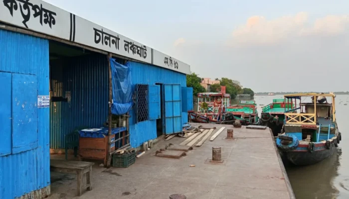 নৌপথে যাত্রী খরা: বিকল্প আয়ের সন্ধানে ট্রলার মালিক-চালকরা