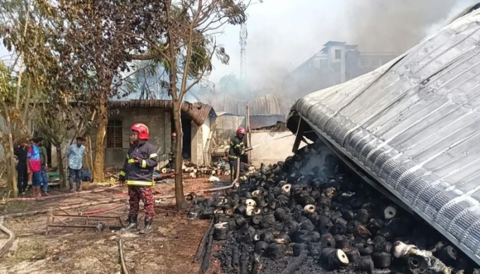 সাড়ে তিন ঘণ্টার চেষ্টায় নিয়ন্ত্রণে গাজীপুরের আগুন