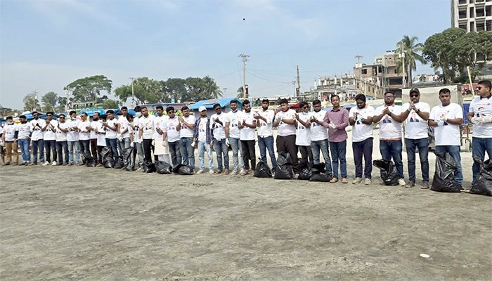 ​পর্যটন কার্ণিভাল শেষে কুয়াকাটা সৈকতে ছাত্রদলের পরিচ্ছন্নতা অভিযান