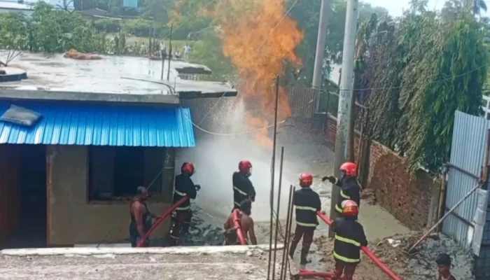 কক্সবাজারে মাটি থেকে বের হচ্ছে আগুন