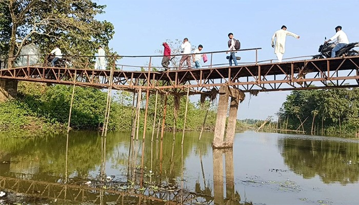 গলার কাঁটা: ​ঝুলে পড়া লোহার সেতু বাঁশ দিয়ে ঠেকানোর চেষ্টা