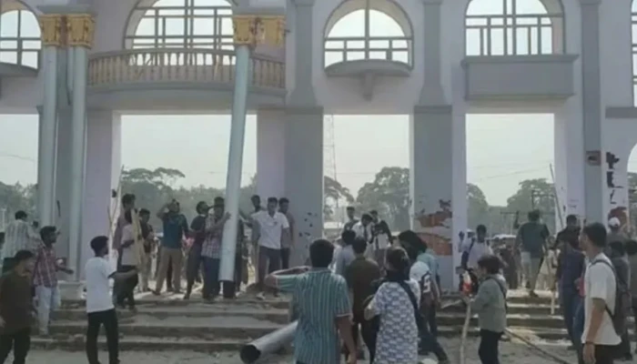 বাণিজ্য মেলার মাঠে সচিবালয় স্থানান্তরের প্রতিবাদ, শিক্ষার্থী‌দের ভাঙচুর