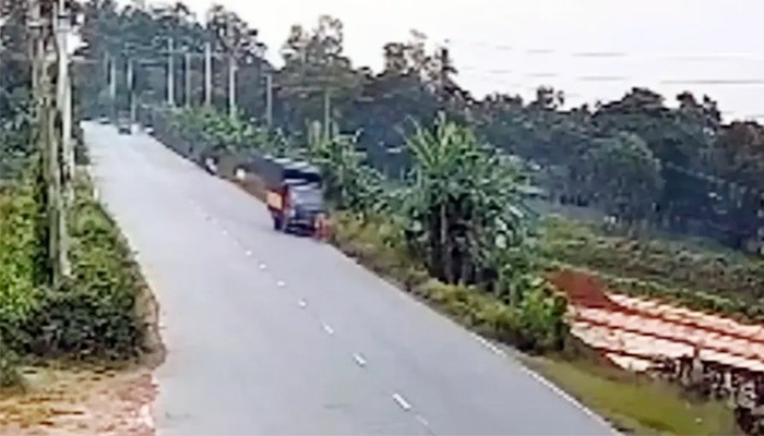 তারাকান্দায় কাভার্ডভ্যানের চাপায় প্রাণ গেল দুই বোনের