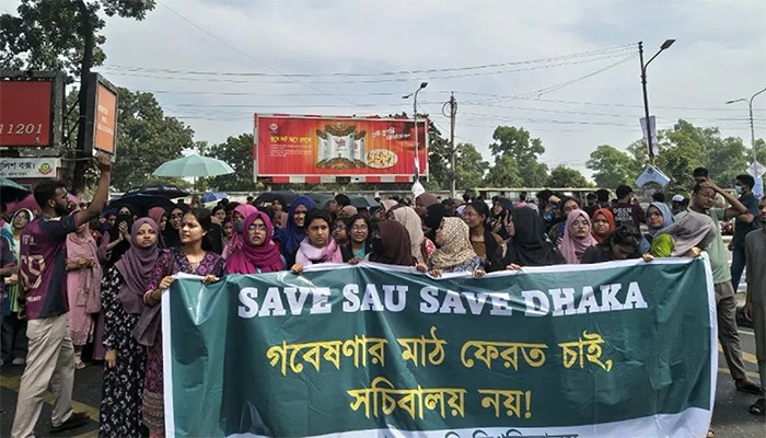 ​রাজধানীতে শেকৃবি শিক্ষার্থীদের সড়ক অবরোধ