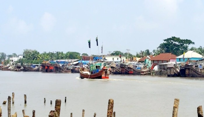 নিষেধাজ্ঞা শেষে সাগরে হাজার হাজার জেলে