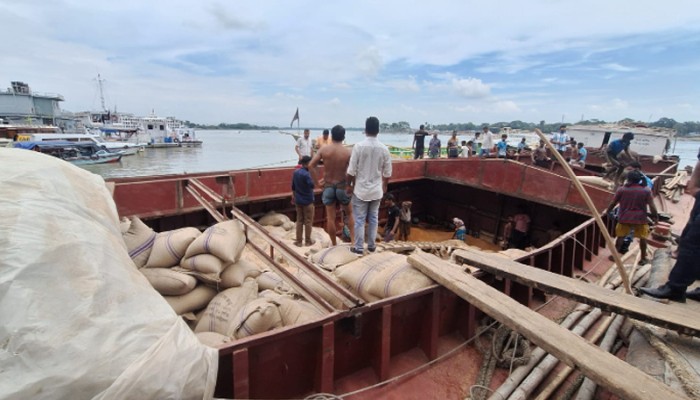 বরিশালে দুর্ঘটনার শিকার ৩০০ টন গমবাহী কার্গো